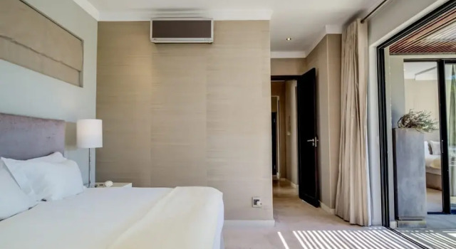 Family Villa in the Heart of Camps Bay Bayon House, Забронировать Вилла Отели Cape Peninsula с парковкой, Парковка