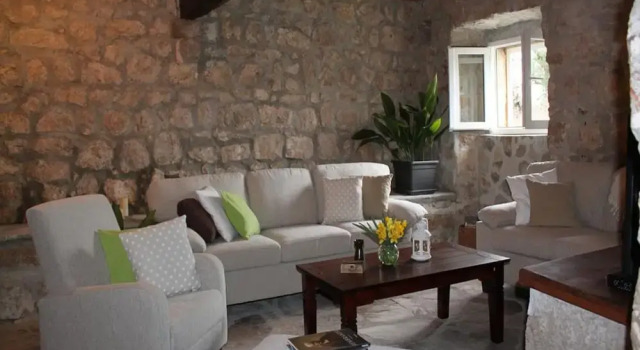 Stone Holiday Home in Brotnice Dalmatia with Outdoor Hot Tub