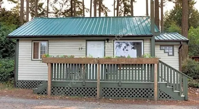 Коттедж The Surf Lodge and Pub