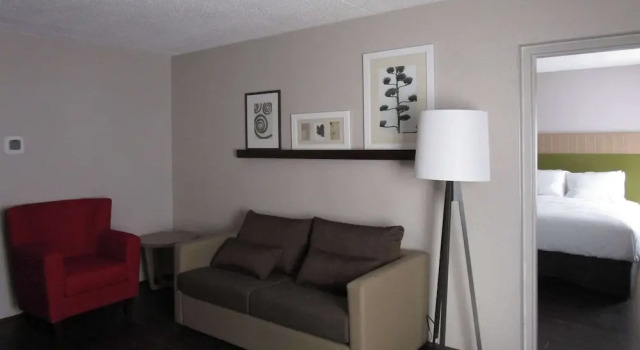 Четырёхместный люкс Country Inn & Suites by Radisson, Dunbar - Charleston