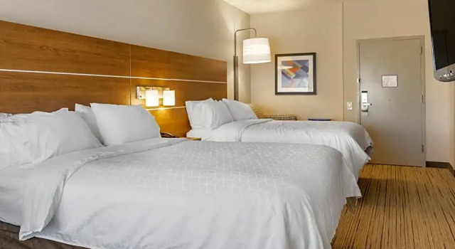 Четырёхместный люкс c 1 комнатой Holiday Inn Express Hotel & Suites Albuquerque Midtown by IHG