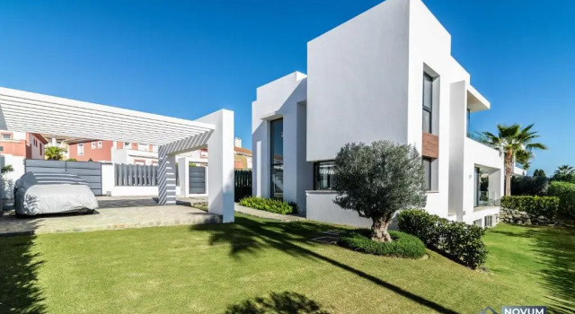 Extravagant 5-BDRM Villa - HEATED POOL & GYM, Забронировать Вилла Эстепона Коста-дель-Соль, рядом с Atalaya Golf &amp; Country Club