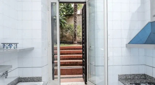 Апартаменты Lush Garden Steps Away from Great Park