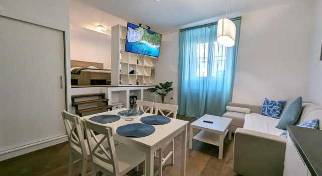Fantabulous Downtown Abode w King Bed, 65" TV, Washer and Tumble Dryer, Забронировать Отель Отели Загреба с парковкой, рядом с Zagreb Stone Gate, Парковка