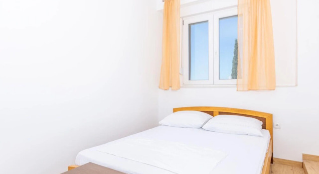 Amazing Apartment in Omis With 3 Bedrooms and Wifi, Rezerwuj Apartament Hotele w Split-Dalmatia County z parkingiem, Parking