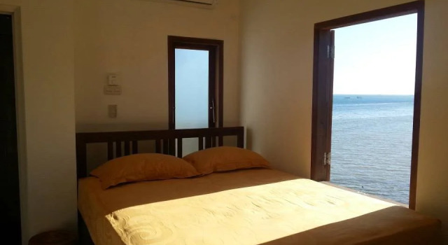 Lavalon Seaview Hostel & Bar