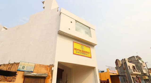Oyo 28246 Rohtak Residency