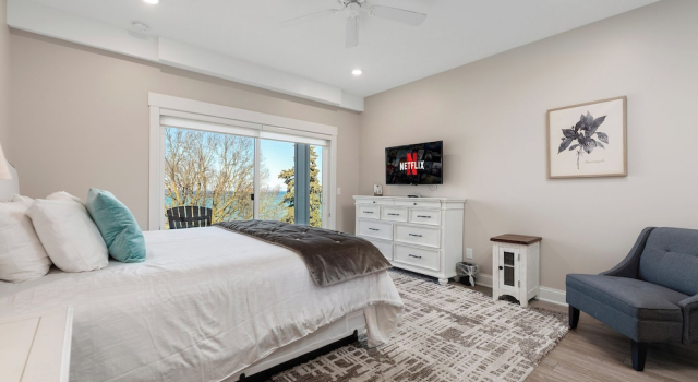 Номер Standard 539 Bay St. Lake View Condo Unit 302W