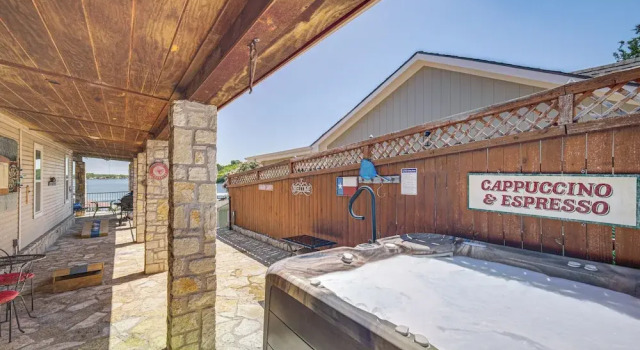 Коттедж Lakefront Granbury Home w/ Dock, Decks & Hot Tub!