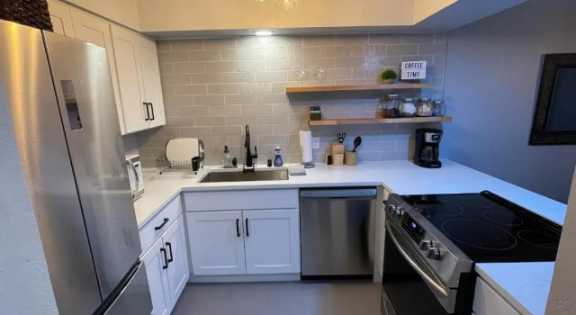 Коттедж Next to Lake, Pool, 10 Acre Park, 1 Mile to Town, Best Prices