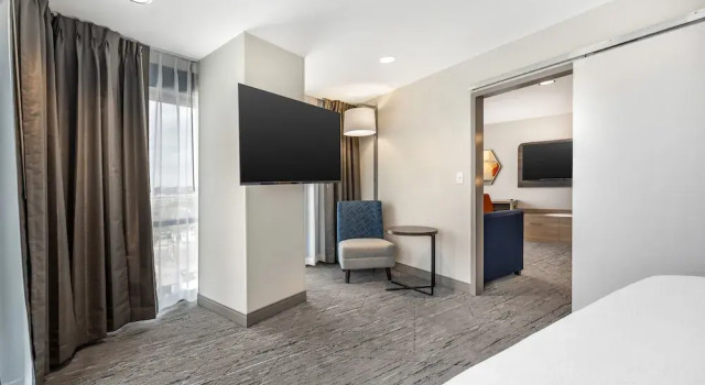 Люкс c 1 комнатой Holiday Inn Express & Suites Nashville West End - Univ Area by IHG
