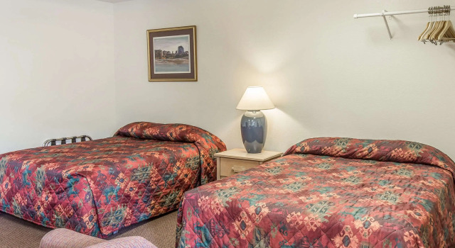 Шестиместный люкс Rodeway Inn Rifle