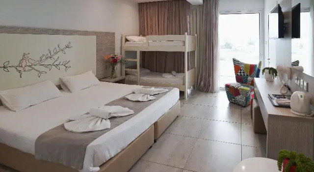 Семейный номер Superior с балконом Nicholas Color Hotel