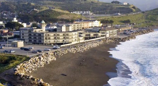 Кровать в общем номере Pacifica Lighthouse Hotel Trademark Collection by Wyndham