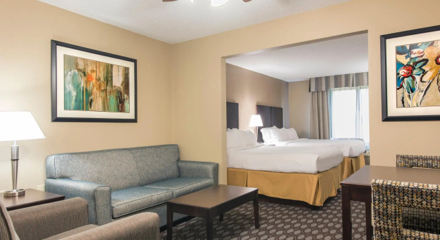 Четырёхместный люкс Holiday Inn Express Gas City by IHG