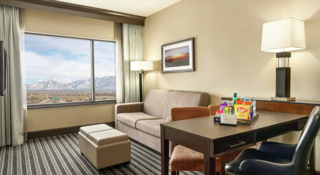 Четырёхместный люкс Embassy Suites by Hilton Salt Lake West Valley City