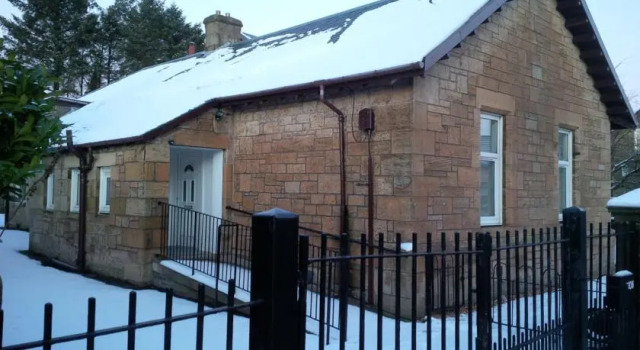 Spacious Holiday let midway between Edinburgh and Glasgow with three shower rooms, Забронировать Апартаменты/квартира Отели Ланаркшир с парковкой, Парковка