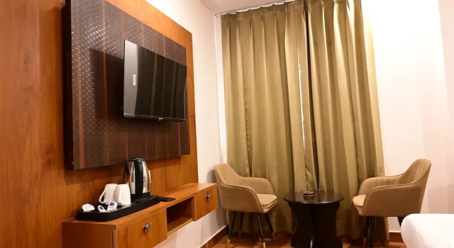 Hotel Royal Suites, Забронировать Отель Отели Гомти Нагара с парковкой, Парковка
