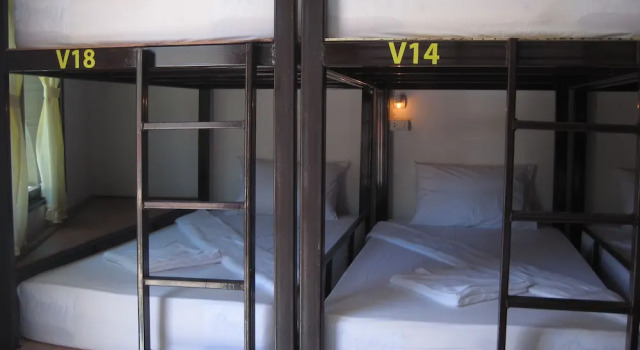 Кровать в общем номере с балконом Mickey Hostel