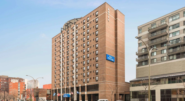 Travelodge by Wyndham Montreal Centre, Забронировать Отель Отели Монреаля с парковкой, рядом с Place Dupuis, Парковка