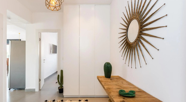 Walk to Beaches from an Arty New-Build Apartment, Забронировать Апартаменты/квартира Тель-Авив Тель-Авивский округ, рядом с Пляж Альма