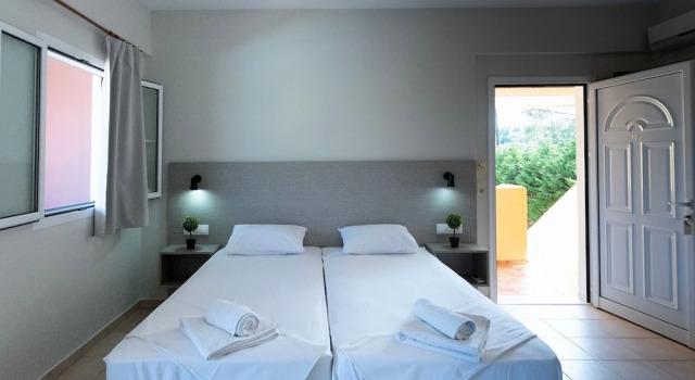 Трёхместный номер Standard с балконом Nikos Villas - Poolside Getaways in Kavos, Corfu