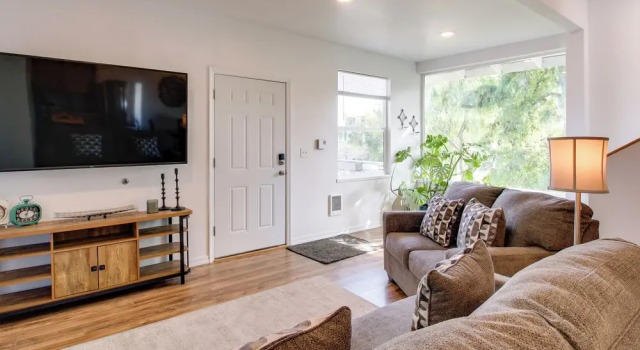 1 Mi to Dtwn Coos Bay: Sleek Apt w/ Deck & Views!, Prenota Appartamento Coos Bay 
