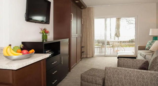 Студия Laguna Shores Studio Suites