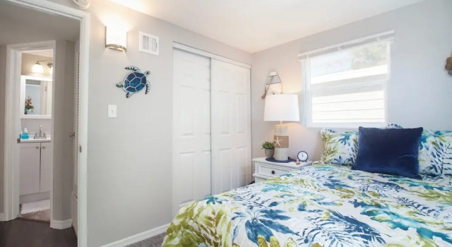 5 O'clock Somewhere - Short Term Rental 3 Bedroom Home by RedAwning, Book Hotel 3-stjernede hoteller i Largo, 3*