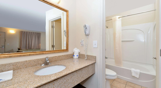 Четырёхместный номер Standard Americas Best Value Inn Near Downtown Nashville