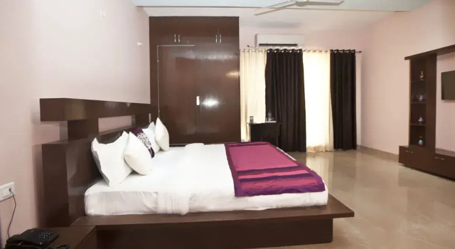 OYO Rooms Huda City Center Market District