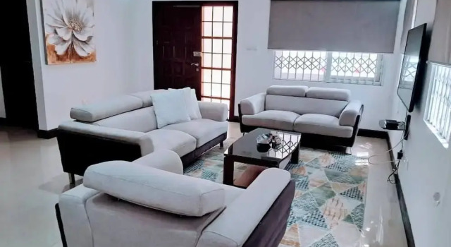 Stylish 3 Bedroom House Near Airport & Marina Mall