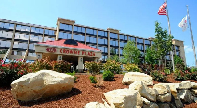 Кровать в общем номере Crowne Plaza Cleveland Airport by IHG