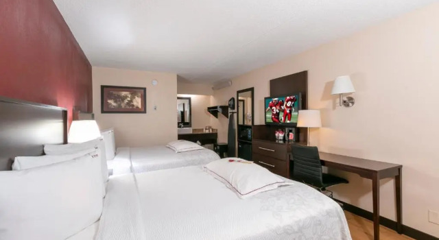 Четырёхместный номер Premium Red Roof Inn PLUS+ West Springfield
