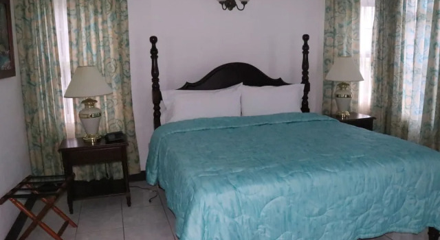 Люкс Luxury Pink Rock Inn Bed and Breakfast