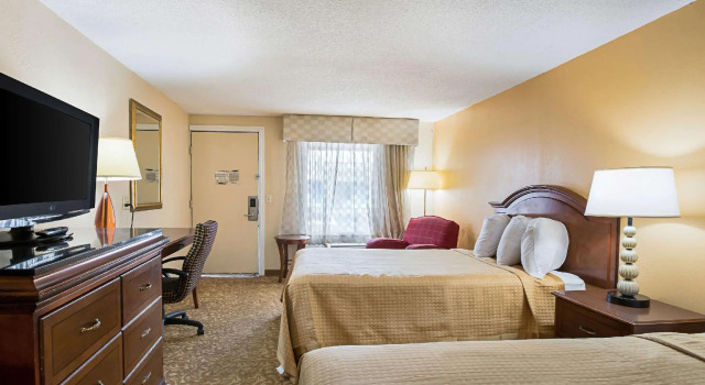 Четырёхместный номер Standard Rodeway Inn Metro Airport