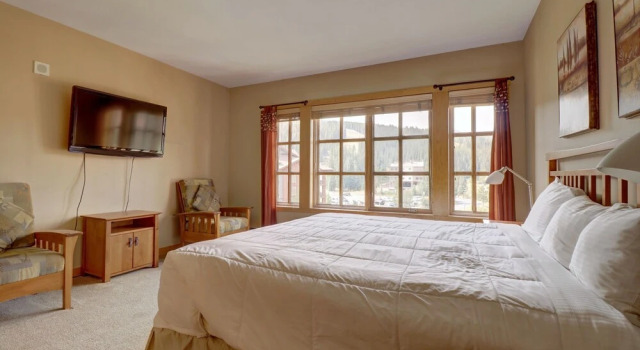 Largest Condo In Passage Point, Vaulted Ceilings, Huge Balcony - PP514 by Redawning