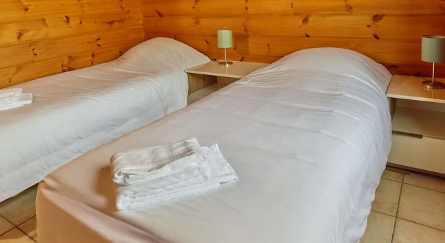 Comfortable Cottage With a Fireplace Nearby a Forest, Book Vacation Home Hotels in Burgundy with a Pool, Swimming Pool