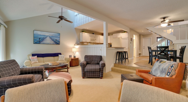 Harbor Springs Condo w/ Fireplace Near Skiing!, จอง โรงแรม เมนอนาควา บีช สหรัฐอเมริกา