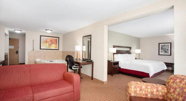 Люкс Deluxe Holiday Inn Express Hotel & Suites Gillette by IHG