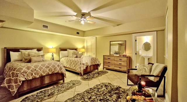 Comfy Carriage House Steps from the River, จอง โรงแรม ซาวานนาห์ จอร์เจีย