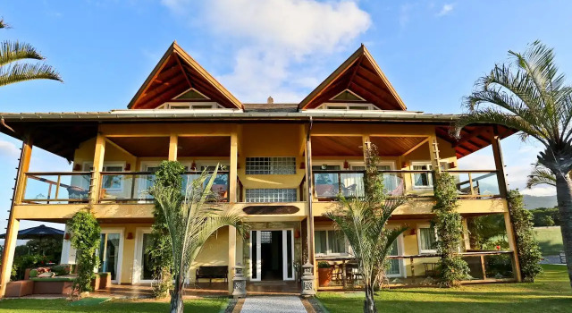 Praia do Estaleiro Guest House, Забронировать Гостевой дом Эшталейру Санта-Катарина