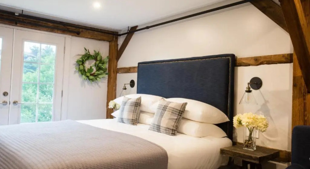 Номер Standard с видом на озеро Mountain Meadows Lodge