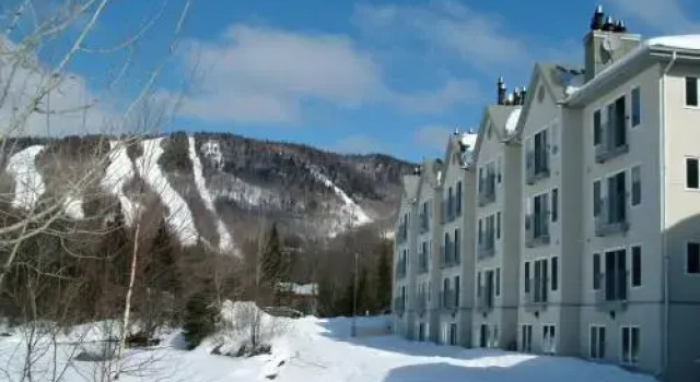Chalet 620 Chemin du Hibou #006, Book Chalet Hoteller i Stoneham med parkering, nær Stoneham Golf Club, Parkering