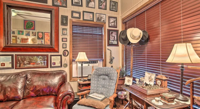 San Antonio Rental w/ Courtyard: Walk to Riverwalk, Забронировать Вилла Сан-Антонио Bexar County, рядом с Район Перл