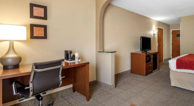 Люкс Comfort Inn Biltmore West