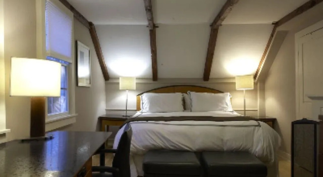 Mooncussers Tavern and Inn, Prenota Hotel Harwich Cape Cod