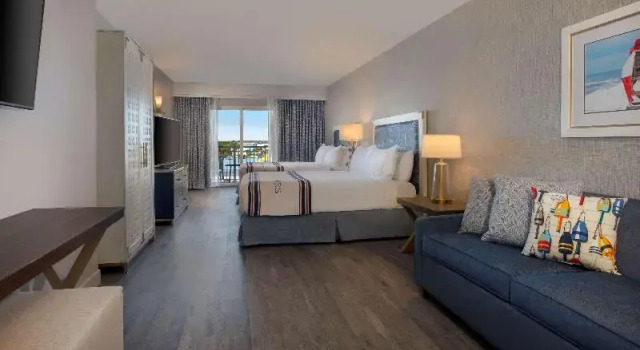 Номер Standard с балконом Fenwick Shores, Tapestry Collection by Hilton