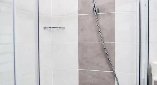 3 separate bedroom apartment for 6 people 5 BEDS, 2 BTHR AC FAST WIFI at the Parliament, Забронировать Апартаменты/квартира Будапешт 
