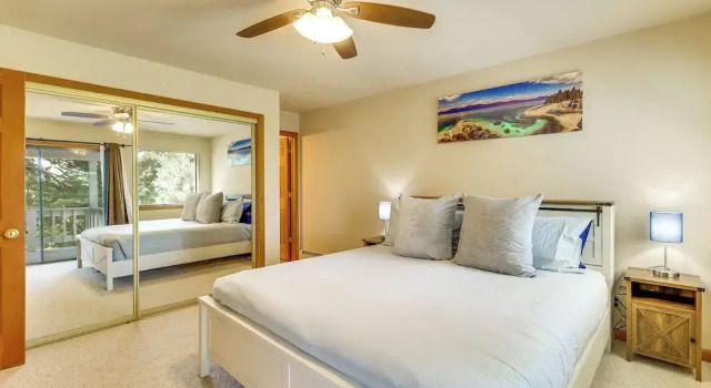 3 Mi to Lake Tahoe: Forest-view Sanctuary w/ Deck!